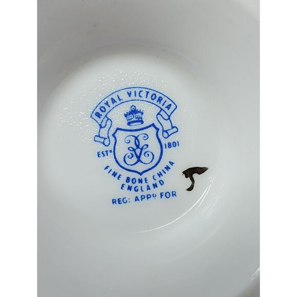 Set Of 4 Royal Victoria‎ Vintage White Fine ChiBone China Mugs Gold Trim Elegant - Picture 8 of 16